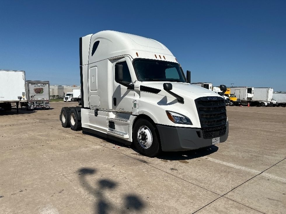 Sleeper Tractor-Heavy Duty Tractors-Freightliner-2020-T12664ST-Newnan-GA-608,473\n\t\tmiles-$ 56,250 - Image 1