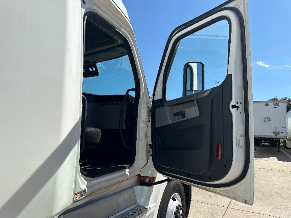 Sleeper Tractor-Heavy Duty Tractors-Freightliner-2020-T12664ST-Newnan-GA-608,473\n\t\tmiles-$ 56,250 - Image 11