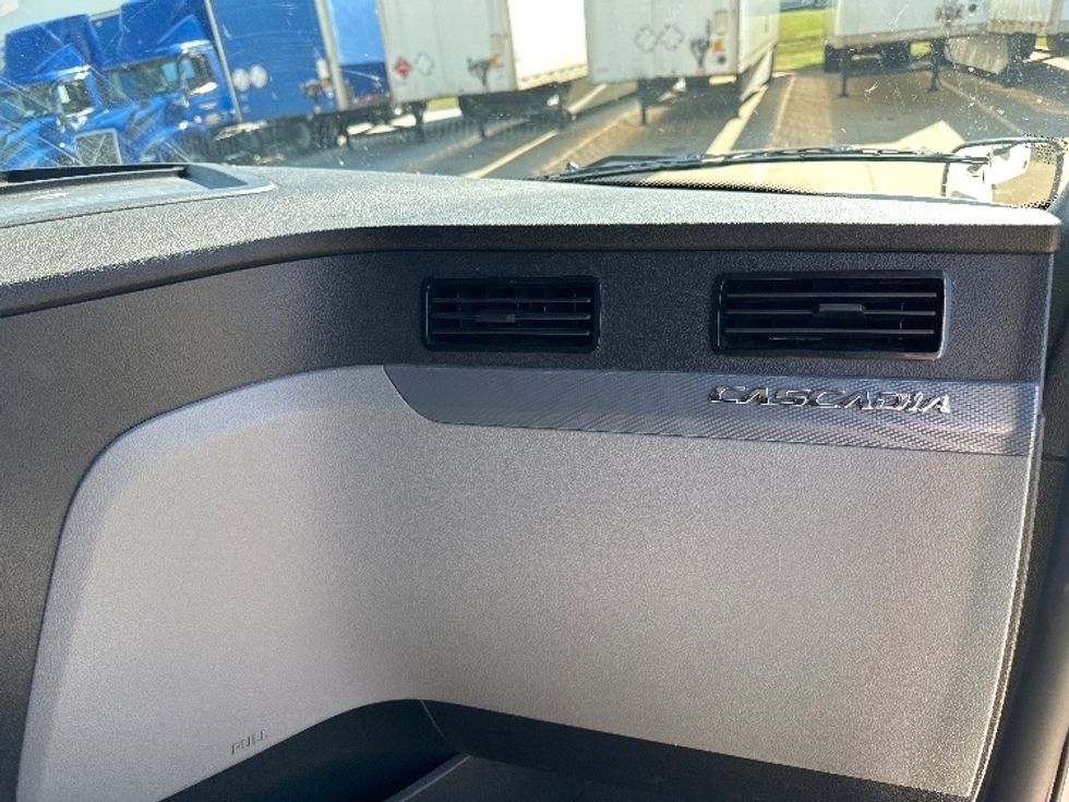 Sleeper Tractor-Heavy Duty Tractors-Freightliner-2020-T12664ST-Newnan-GA-608,473\n\t\tmiles-$ 56,250 - Image 12