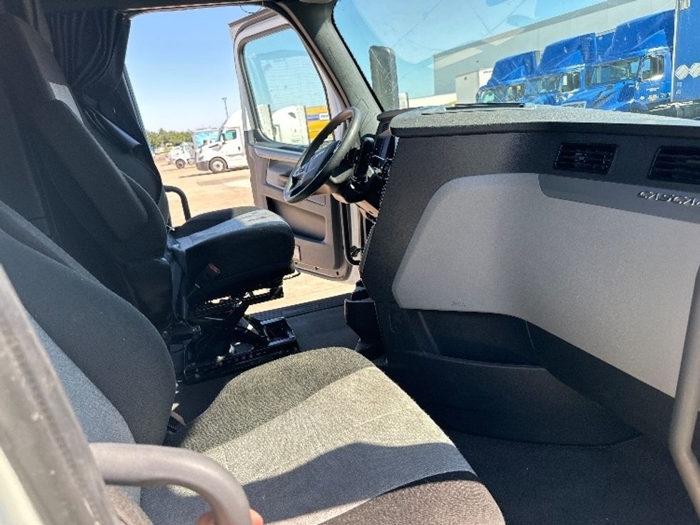 Sleeper Tractor-Heavy Duty Tractors-Freightliner-2020-T12664ST-Newnan-GA-608,473\n\t\tmiles-$ 56,250 - Image 13