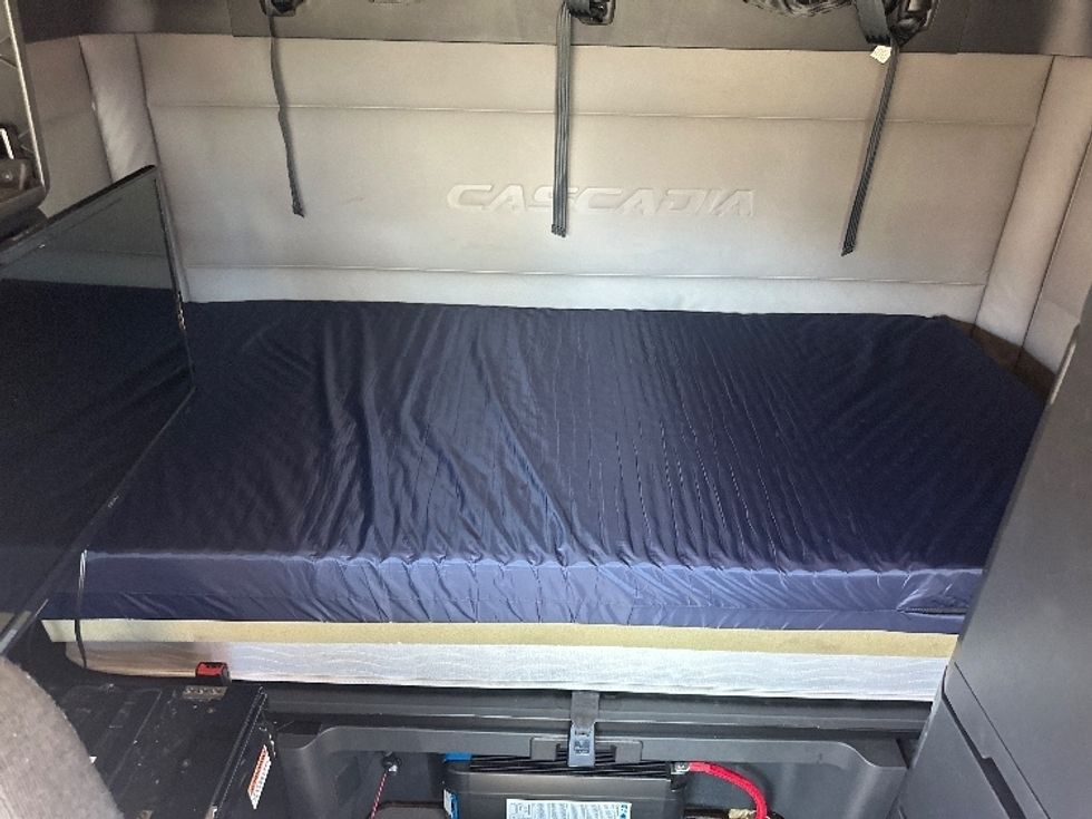 Sleeper Tractor-Heavy Duty Tractors-Freightliner-2020-T12664ST-Newnan-GA-608,473\n\t\tmiles-$ 56,250 - Image 14