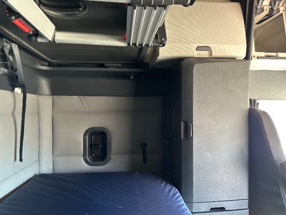 Sleeper Tractor-Heavy Duty Tractors-Freightliner-2020-T12664ST-Newnan-GA-608,473\n\t\tmiles-$ 56,250 - Image 15