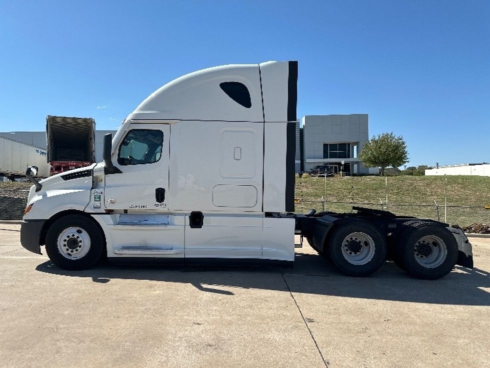 Sleeper Tractor-Heavy Duty Tractors-Freightliner-2020-T12664ST-Newnan-GA-608,473\n\t\tmiles-$ 56,250 - Image 4