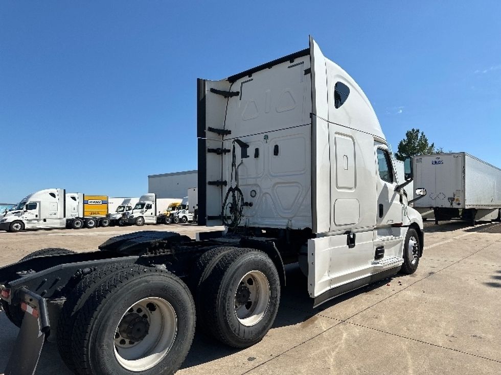 Sleeper Tractor-Heavy Duty Tractors-Freightliner-2020-T12664ST-Newnan-GA-608,473\n\t\tmiles-$ 56,250 - Image 7