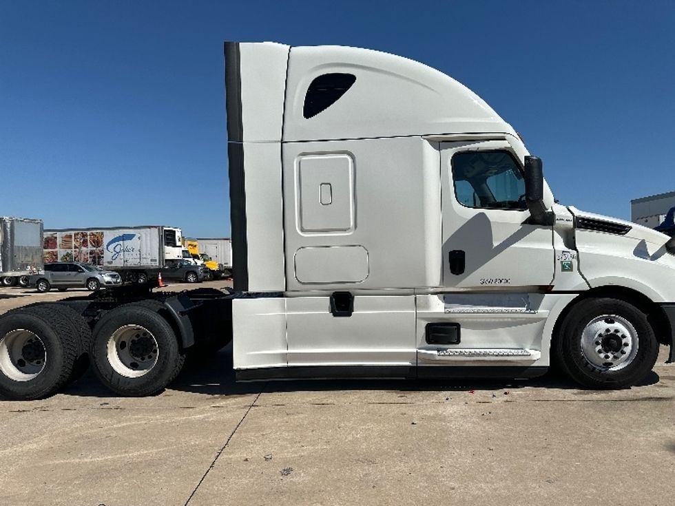 Sleeper Tractor-Heavy Duty Tractors-Freightliner-2020-T12664ST-Newnan-GA-608,473\n\t\tmiles-$ 56,250 - Image 8
