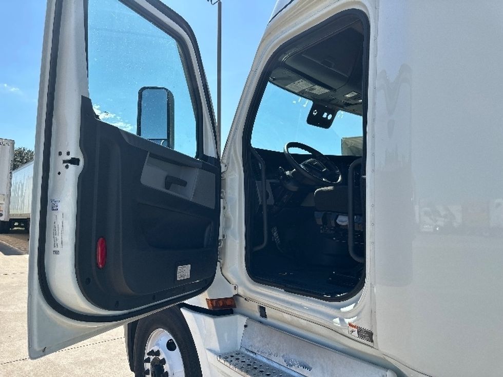 Sleeper Tractor-Heavy Duty Tractors-Freightliner-2020-T12664ST-Newnan-GA-608,473\n\t\tmiles-$ 56,250 - Image 9