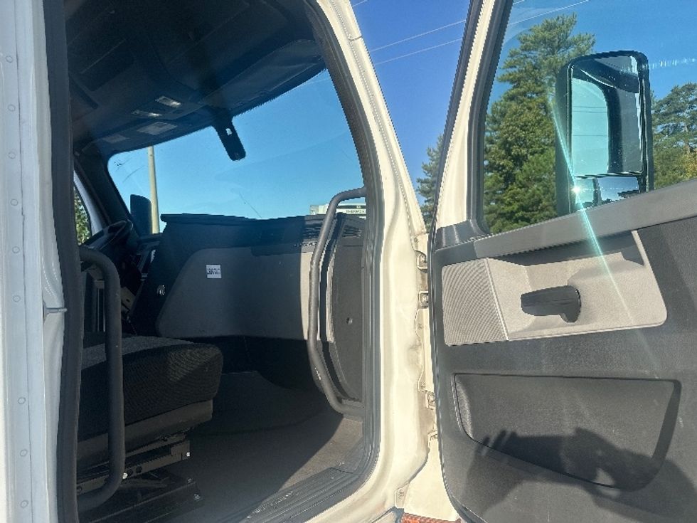 Sleeper Tractor-Heavy Duty Tractors-Freightliner-2020-T12664ST-Norcross-GA-655,867\n\t\tmiles-$ 49,000 - Image 13