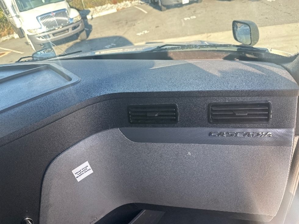 Sleeper Tractor-Heavy Duty Tractors-Freightliner-2020-T12664ST-Norcross-GA-655,867\n\t\tmiles-$ 49,000 - Image 14