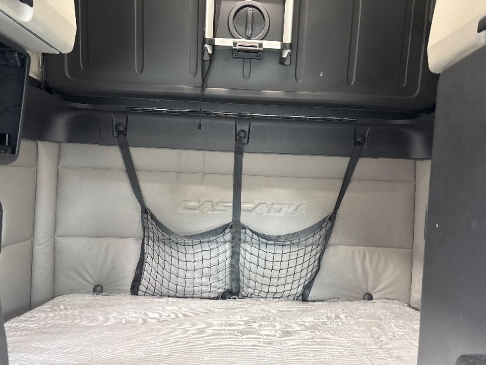 Sleeper Tractor-Heavy Duty Tractors-Freightliner-2020-T12664ST-Norcross-GA-655,867\n\t\tmiles-$ 49,000 - Image 16