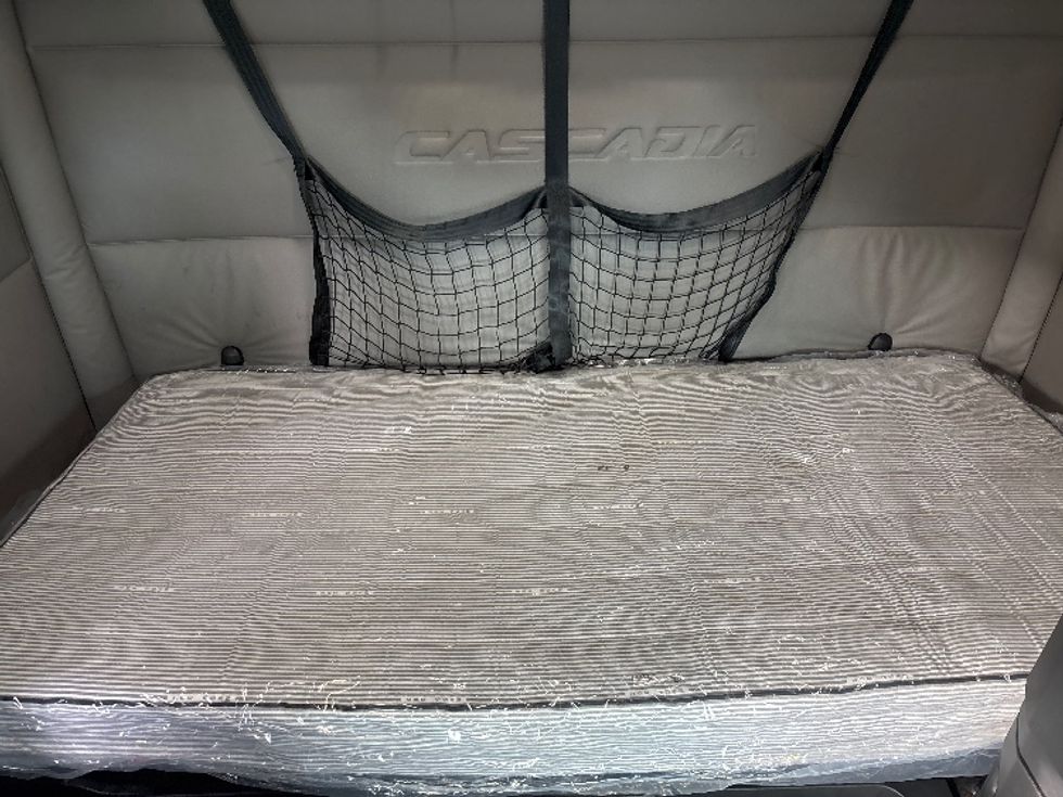 Sleeper Tractor-Heavy Duty Tractors-Freightliner-2020-T12664ST-Norcross-GA-655,867\n\t\tmiles-$ 49,000 - Image 17