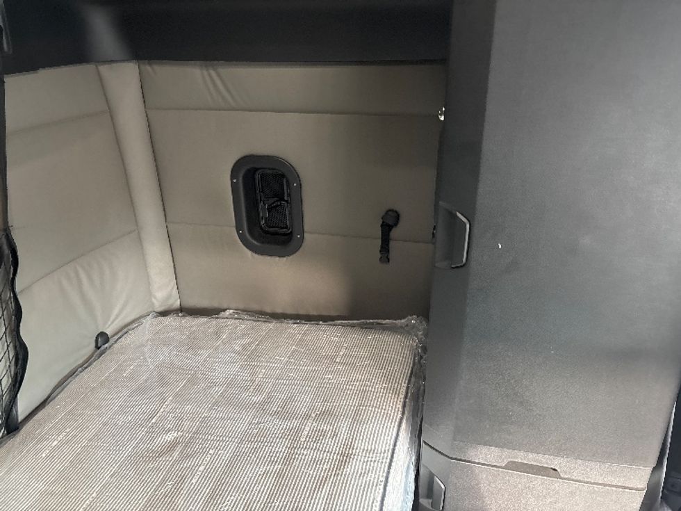 Sleeper Tractor-Heavy Duty Tractors-Freightliner-2020-T12664ST-Norcross-GA-655,867\n\t\tmiles-$ 49,000 - Image 18