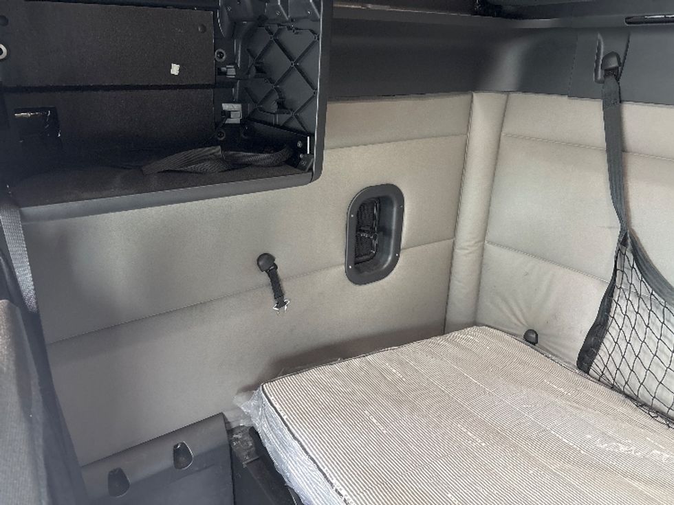 Sleeper Tractor-Heavy Duty Tractors-Freightliner-2020-T12664ST-Norcross-GA-655,867\n\t\tmiles-$ 49,000 - Image 19