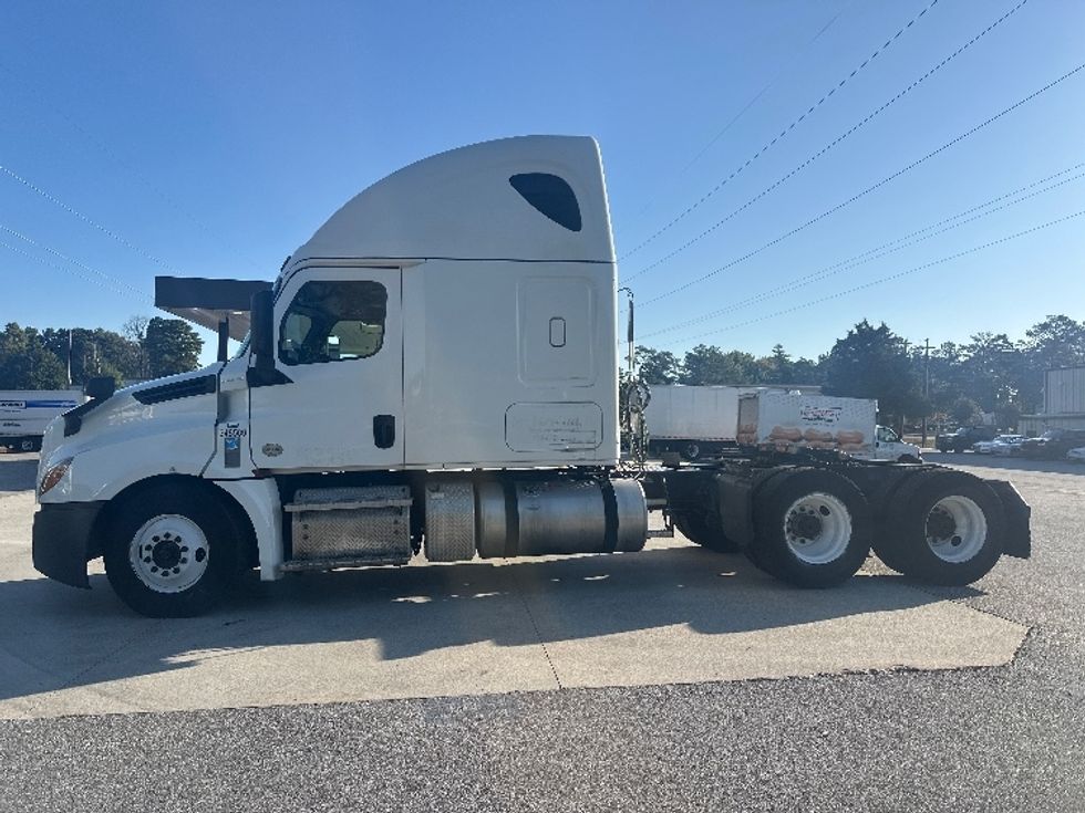 Sleeper Tractor-Heavy Duty Tractors-Freightliner-2020-T12664ST-Norcross-GA-655,867\n\t\tmiles-$ 49,000 - Image 4