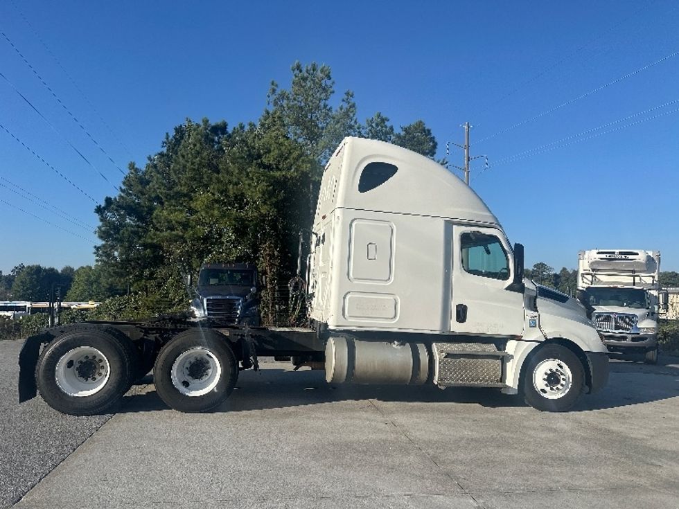 Sleeper Tractor-Heavy Duty Tractors-Freightliner-2020-T12664ST-Norcross-GA-655,867\n\t\tmiles-$ 49,000 - Image 8