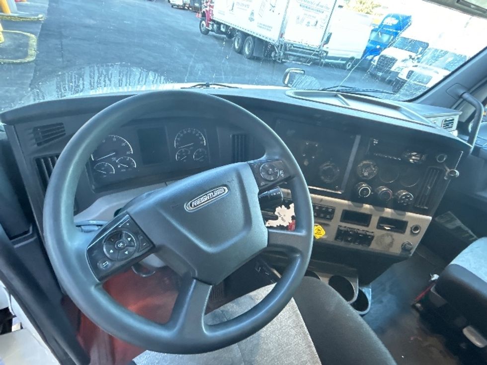 Sleeper Tractor-Heavy Duty Tractors-Freightliner-2020-T12664ST-North Bergen-NJ-285,089\n\t\tmiles-$ 71,250 - Image 11