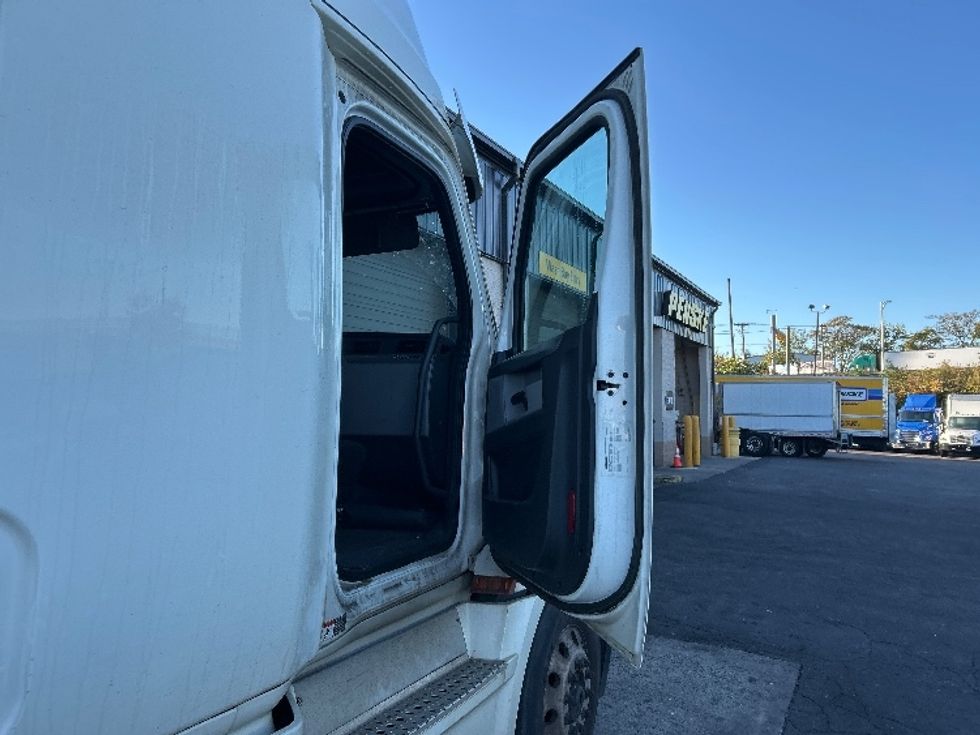 Sleeper Tractor-Heavy Duty Tractors-Freightliner-2020-T12664ST-North Bergen-NJ-285,089\n\t\tmiles-$ 71,250 - Image 13