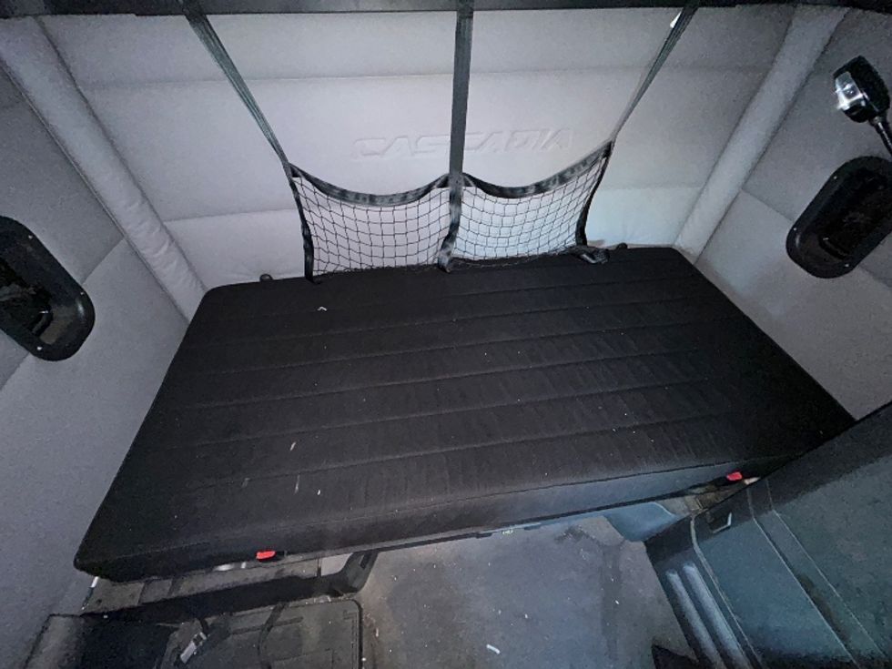 Sleeper Tractor-Heavy Duty Tractors-Freightliner-2020-T12664ST-North Bergen-NJ-285,089\n\t\tmiles-$ 71,250 - Image 17