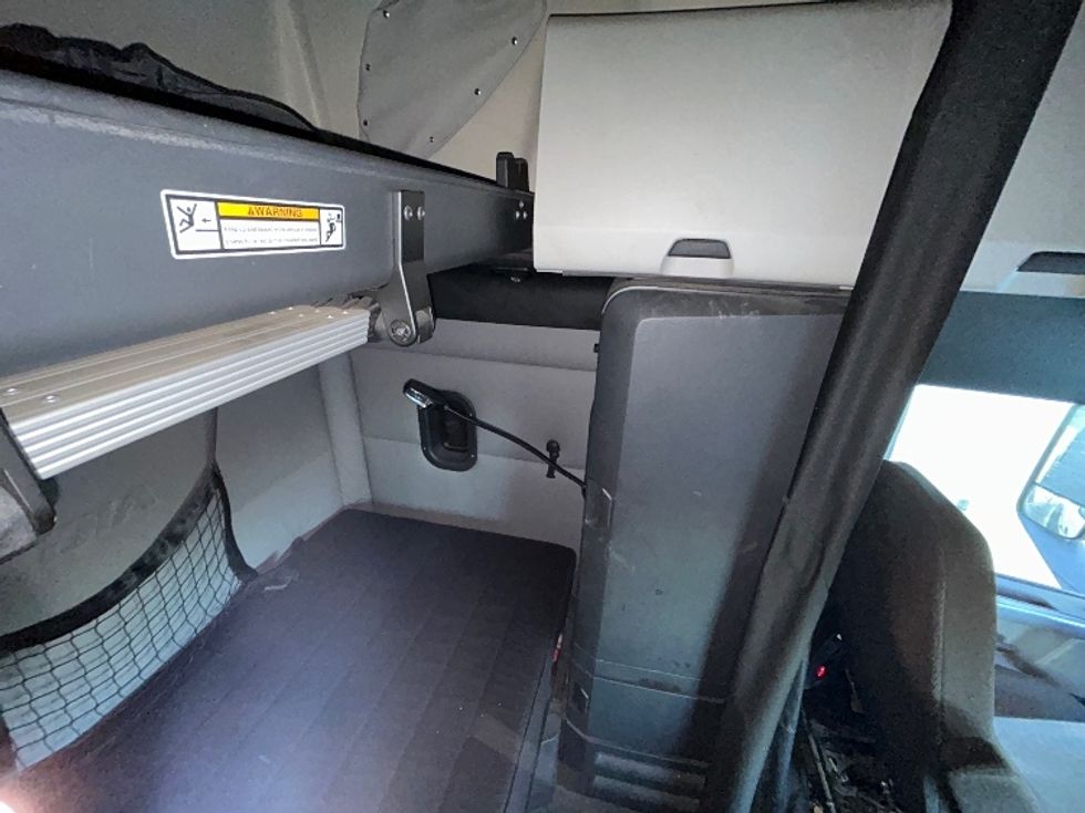 Sleeper Tractor-Heavy Duty Tractors-Freightliner-2020-T12664ST-North Bergen-NJ-285,089\n\t\tmiles-$ 71,250 - Image 18