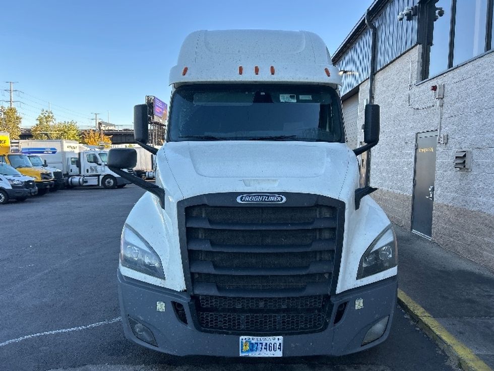 Sleeper Tractor-Heavy Duty Tractors-Freightliner-2020-T12664ST-North Bergen-NJ-285,089\n\t\tmiles-$ 71,250 - Image 2