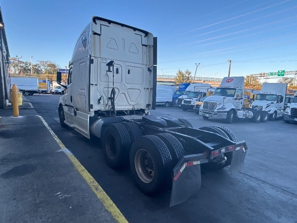 Sleeper Tractor-Heavy Duty Tractors-Freightliner-2020-T12664ST-North Bergen-NJ-285,089\n\t\tmiles-$ 71,250 - Image 5