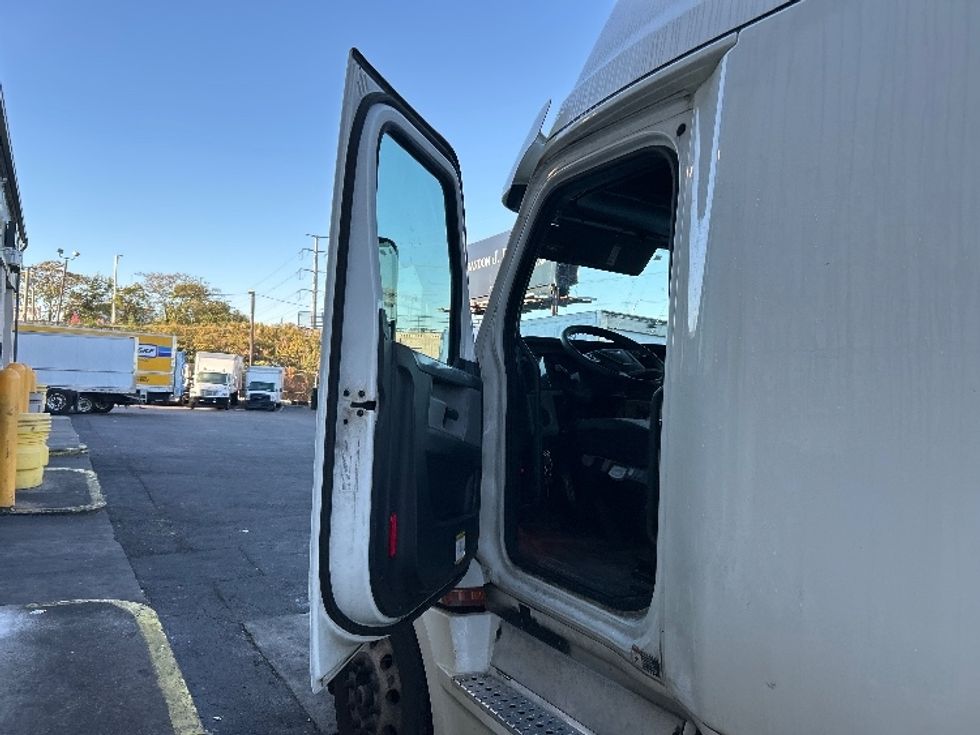 Sleeper Tractor-Heavy Duty Tractors-Freightliner-2020-T12664ST-North Bergen-NJ-285,089\n\t\tmiles-$ 71,250 - Image 9