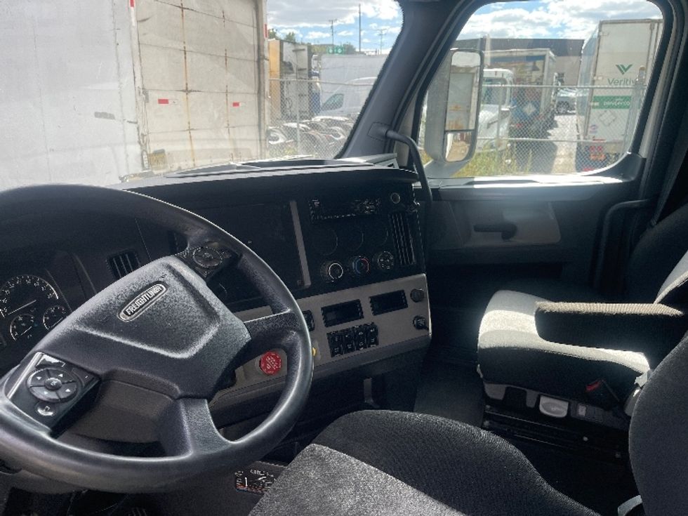 Sleeper Tractor-Heavy Duty Tractors-Freightliner-2020-T12664ST-North Bergen-NJ-481,982\n\t\tmiles-$ 60,000 - Image 10