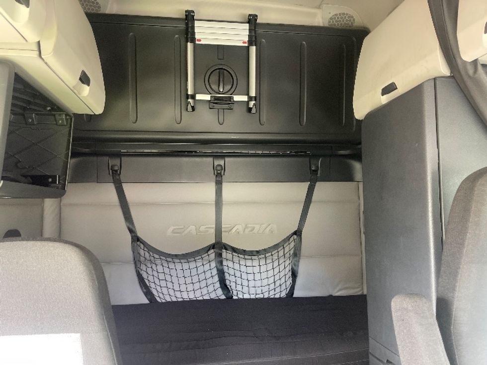 Sleeper Tractor-Heavy Duty Tractors-Freightliner-2020-T12664ST-North Bergen-NJ-481,982\n\t\tmiles-$ 60,000 - Image 16