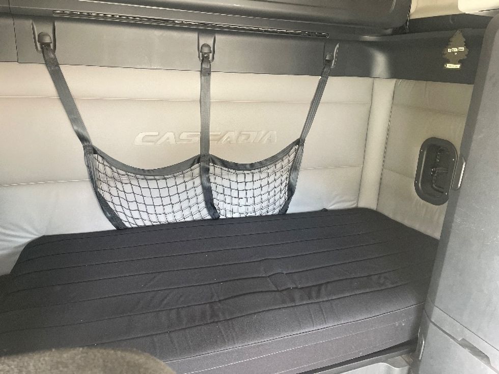 Sleeper Tractor-Heavy Duty Tractors-Freightliner-2020-T12664ST-North Bergen-NJ-481,982\n\t\tmiles-$ 60,000 - Image 17