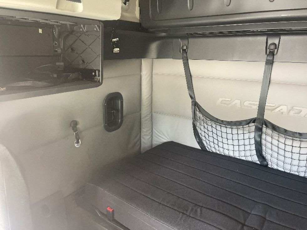 Sleeper Tractor-Heavy Duty Tractors-Freightliner-2020-T12664ST-North Bergen-NJ-481,982\n\t\tmiles-$ 60,000 - Image 19