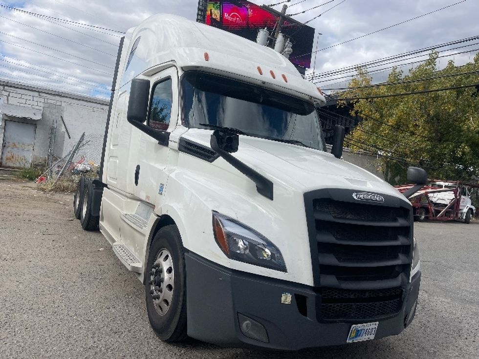 Sleeper Tractor-Heavy Duty Tractors-Freightliner-2020-T12664ST-North Bergen-NJ-481,982\n\t\tmiles-$ 60,000 - Image 3