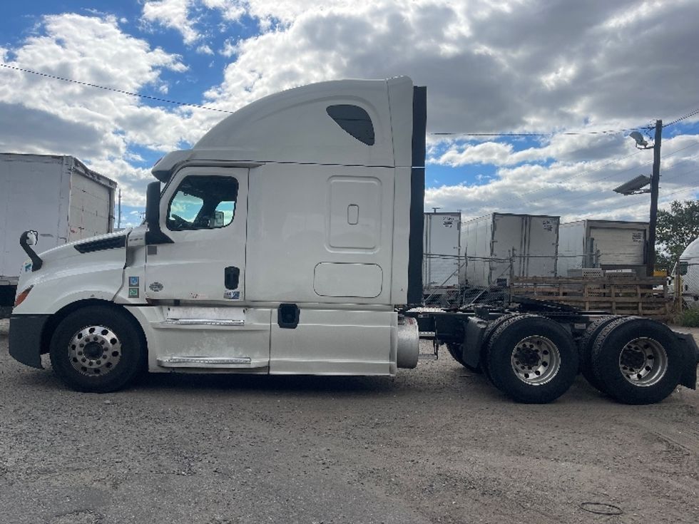 Sleeper Tractor-Heavy Duty Tractors-Freightliner-2020-T12664ST-North Bergen-NJ-481,982\n\t\tmiles-$ 60,000 - Image 4