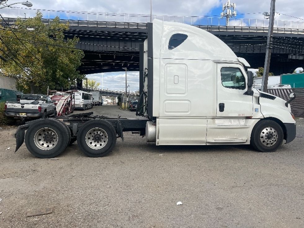 Sleeper Tractor-Heavy Duty Tractors-Freightliner-2020-T12664ST-North Bergen-NJ-481,982\n\t\tmiles-$ 60,000 - Image 8