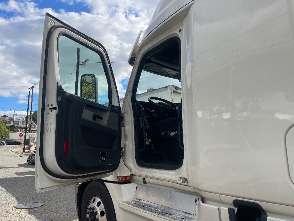 Sleeper Tractor-Heavy Duty Tractors-Freightliner-2020-T12664ST-North Bergen-NJ-481,982\n\t\tmiles-$ 60,000 - Image 9