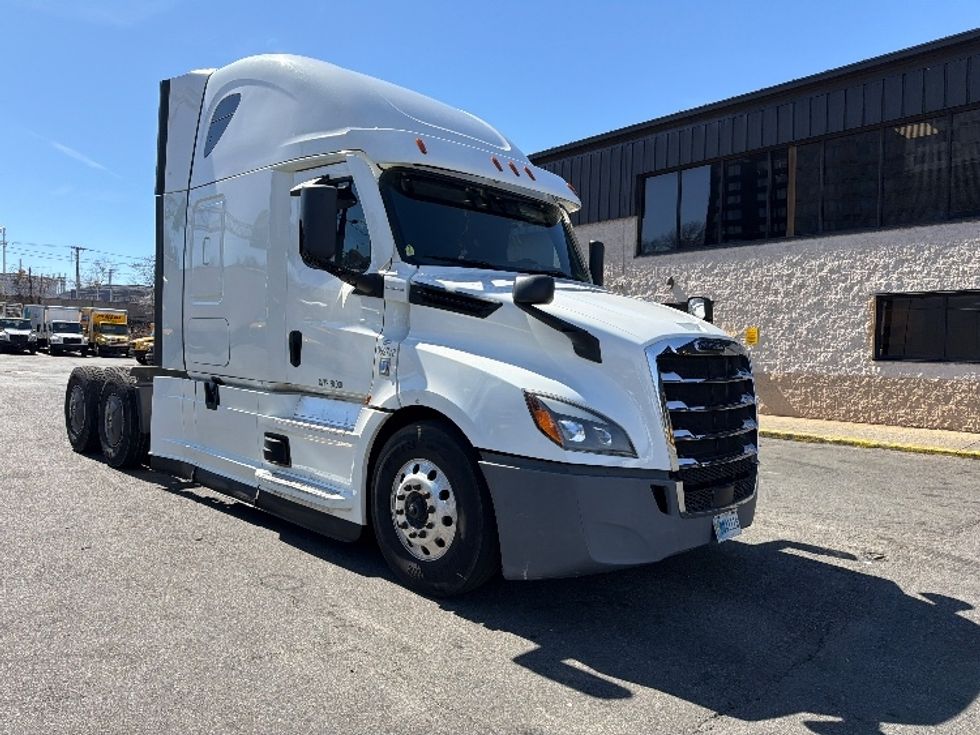 Sleeper Tractor-Heavy Duty Tractors-Freightliner-2020-T12664ST-North Bergen-NJ-484,243\n\t\tmiles-$ 58,000 - Image 1