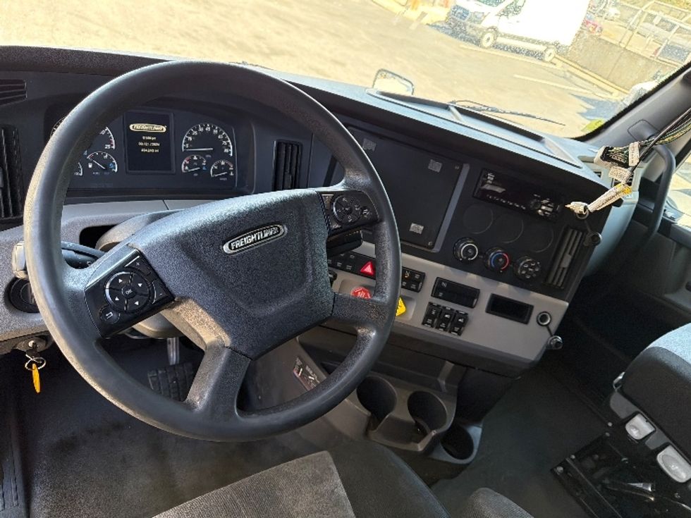 Sleeper Tractor-Heavy Duty Tractors-Freightliner-2020-T12664ST-North Bergen-NJ-484,243\n\t\tmiles-$ 58,000 - Image 11