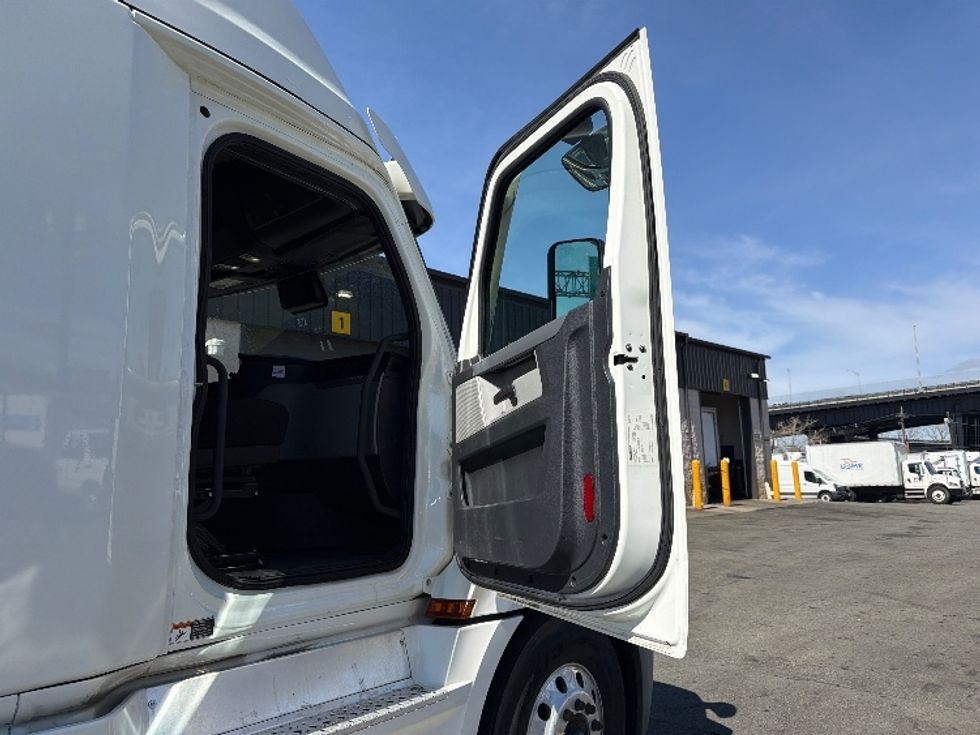 Sleeper Tractor-Heavy Duty Tractors-Freightliner-2020-T12664ST-North Bergen-NJ-484,243\n\t\tmiles-$ 58,000 - Image 13