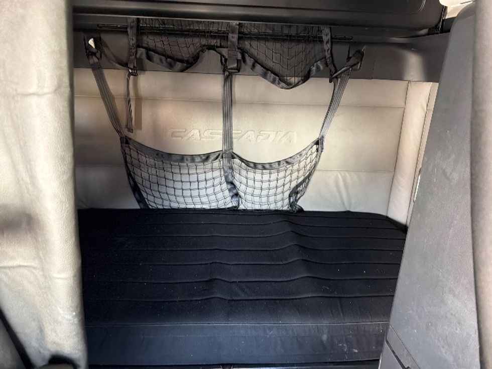 Sleeper Tractor-Heavy Duty Tractors-Freightliner-2020-T12664ST-North Bergen-NJ-484,243\n\t\tmiles-$ 58,000 - Image 16