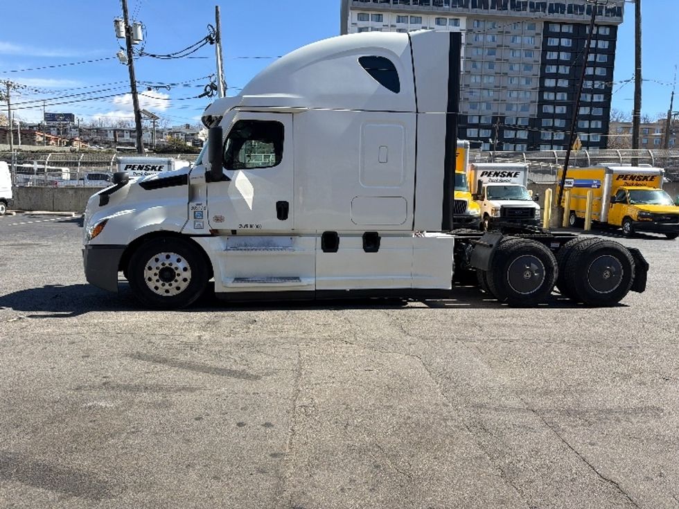 Sleeper Tractor-Heavy Duty Tractors-Freightliner-2020-T12664ST-North Bergen-NJ-484,243\n\t\tmiles-$ 58,000 - Image 4