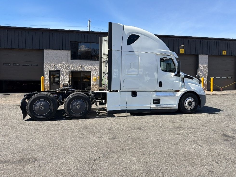 Sleeper Tractor-Heavy Duty Tractors-Freightliner-2020-T12664ST-North Bergen-NJ-484,243\n\t\tmiles-$ 58,000 - Image 8