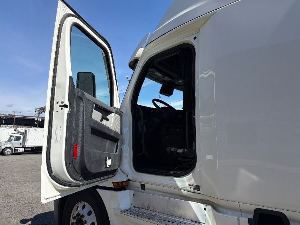 Sleeper Tractor-Heavy Duty Tractors-Freightliner-2020-T12664ST-North Bergen-NJ-484,243\n\t\tmiles-$ 58,000 - Image 9