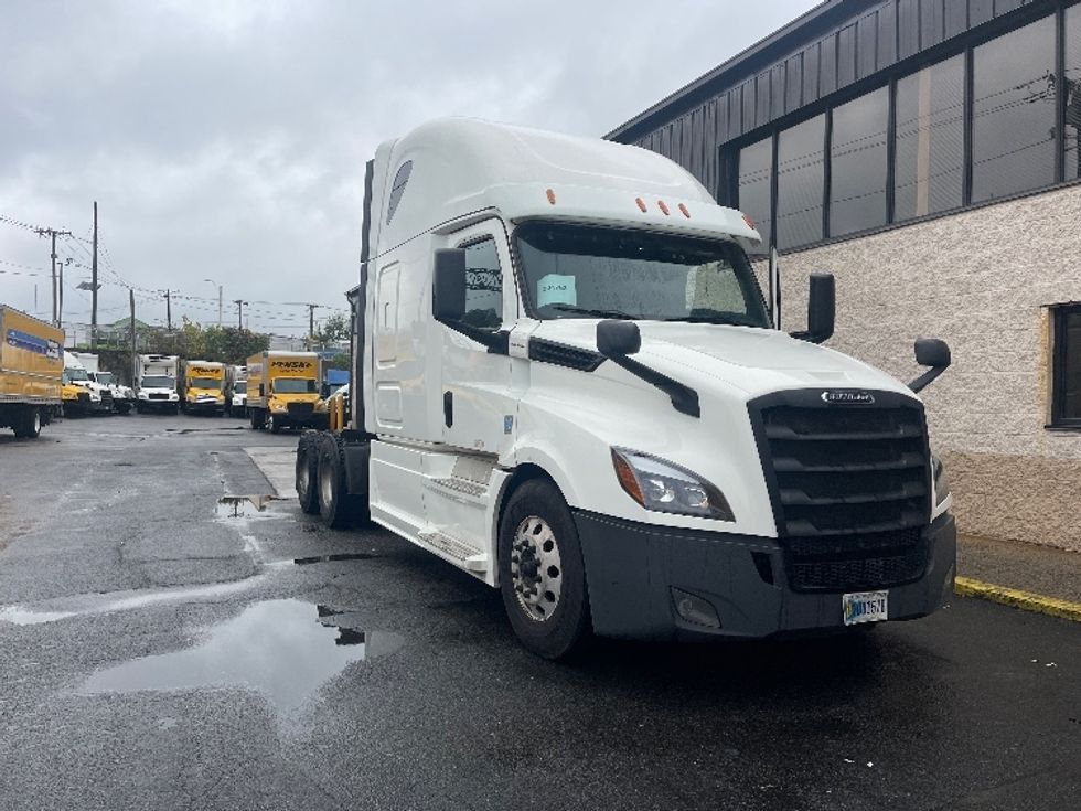 Sleeper Tractor-Heavy Duty Tractors-Freightliner-2020-T12664ST-North Bergen-NJ-491,791\n\t\tmiles-$ 59,500 - Image 1