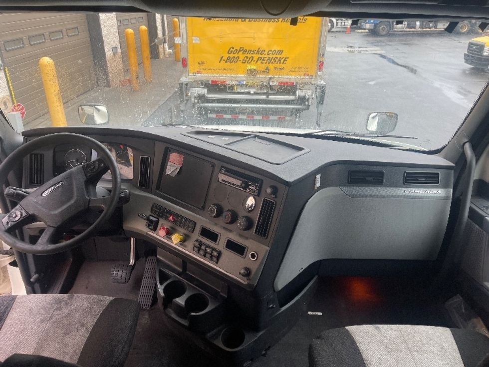 Sleeper Tractor-Heavy Duty Tractors-Freightliner-2020-T12664ST-North Bergen-NJ-491,791\n\t\tmiles-$ 59,500 - Image 12
