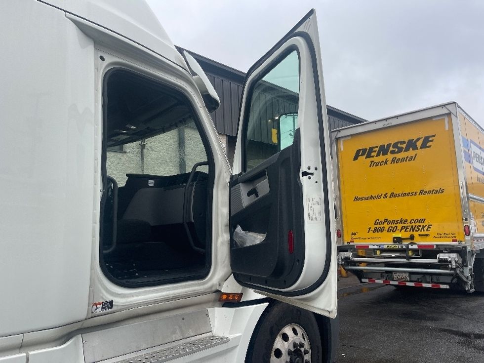 Sleeper Tractor-Heavy Duty Tractors-Freightliner-2020-T12664ST-North Bergen-NJ-491,791\n\t\tmiles-$ 59,500 - Image 13