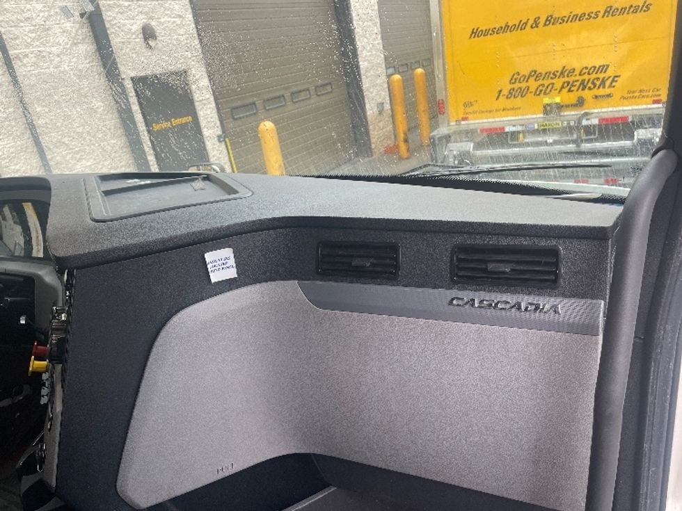 Sleeper Tractor-Heavy Duty Tractors-Freightliner-2020-T12664ST-North Bergen-NJ-491,791\n\t\tmiles-$ 59,500 - Image 14