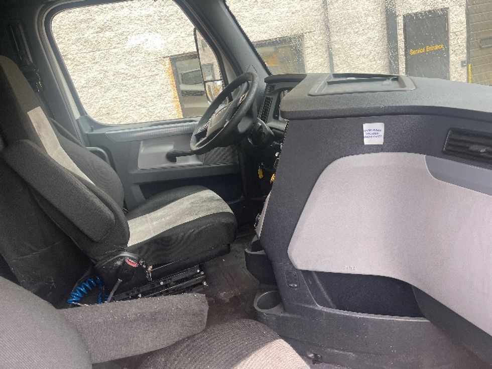 Sleeper Tractor-Heavy Duty Tractors-Freightliner-2020-T12664ST-North Bergen-NJ-491,791\n\t\tmiles-$ 59,500 - Image 15