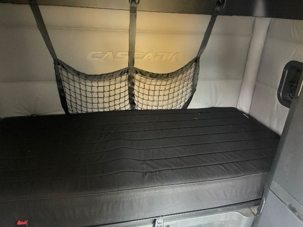 Sleeper Tractor-Heavy Duty Tractors-Freightliner-2020-T12664ST-North Bergen-NJ-491,791\n\t\tmiles-$ 59,500 - Image 17