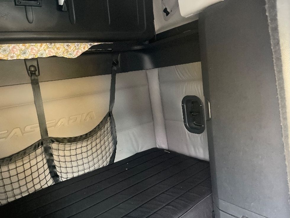 Sleeper Tractor-Heavy Duty Tractors-Freightliner-2020-T12664ST-North Bergen-NJ-491,791\n\t\tmiles-$ 59,500 - Image 18