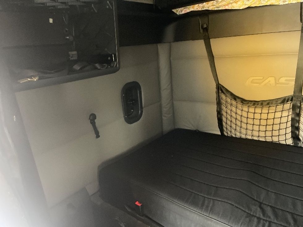 Sleeper Tractor-Heavy Duty Tractors-Freightliner-2020-T12664ST-North Bergen-NJ-491,791\n\t\tmiles-$ 59,500 - Image 19