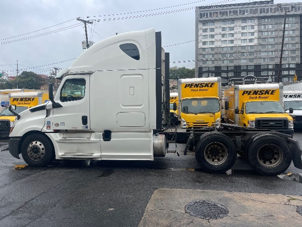 Sleeper Tractor-Heavy Duty Tractors-Freightliner-2020-T12664ST-North Bergen-NJ-491,791\n\t\tmiles-$ 59,500 - Image 4