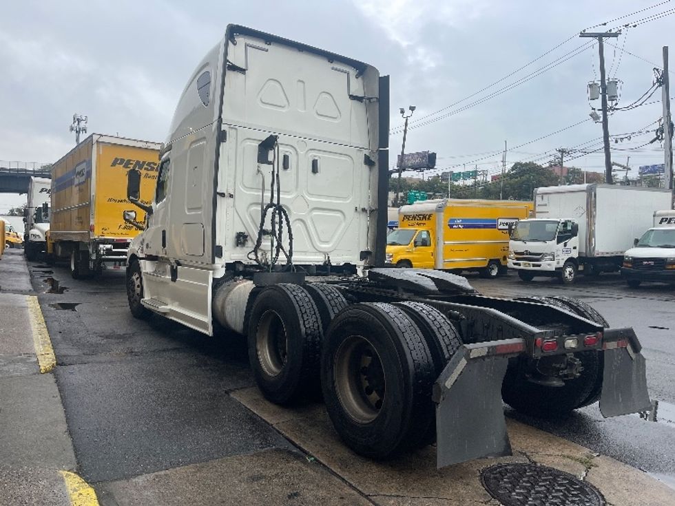 Sleeper Tractor-Heavy Duty Tractors-Freightliner-2020-T12664ST-North Bergen-NJ-491,791\n\t\tmiles-$ 59,500 - Image 5